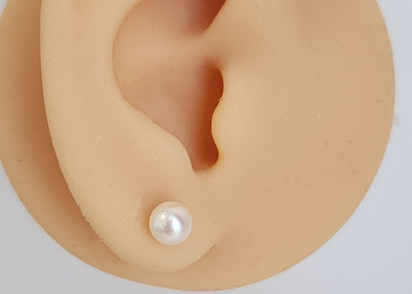 Mini Akoya sea pearl earring