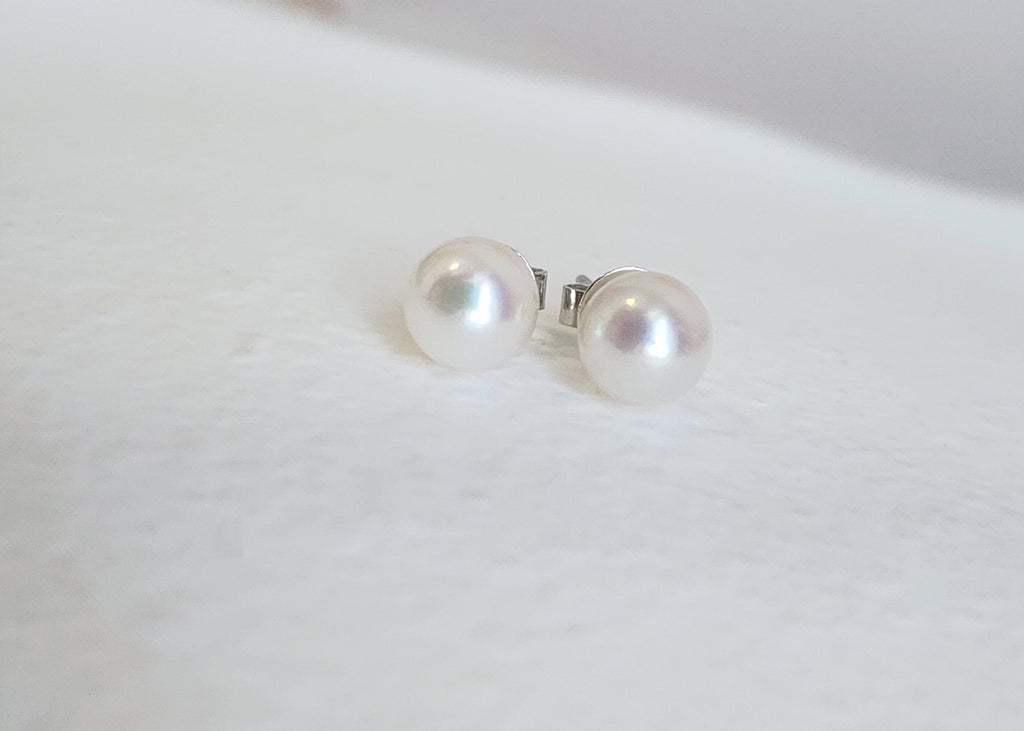 Mini Akoya sea pearl earring