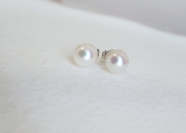 Mini Akoya sea pearl earring