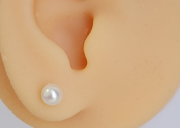 Mini Akoya sea pearl earring
