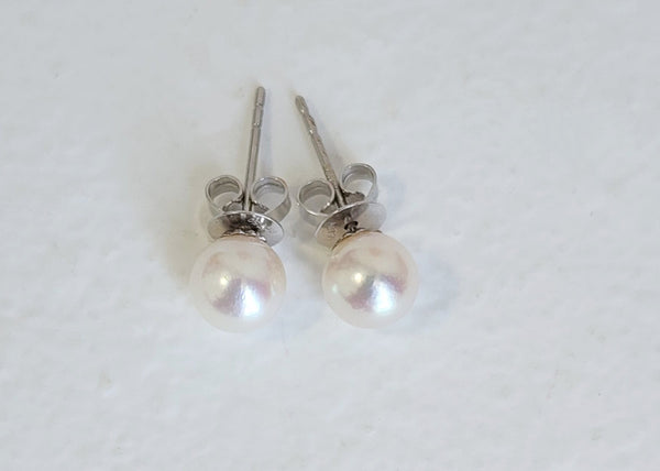 Mini Akoya sea pearl earring