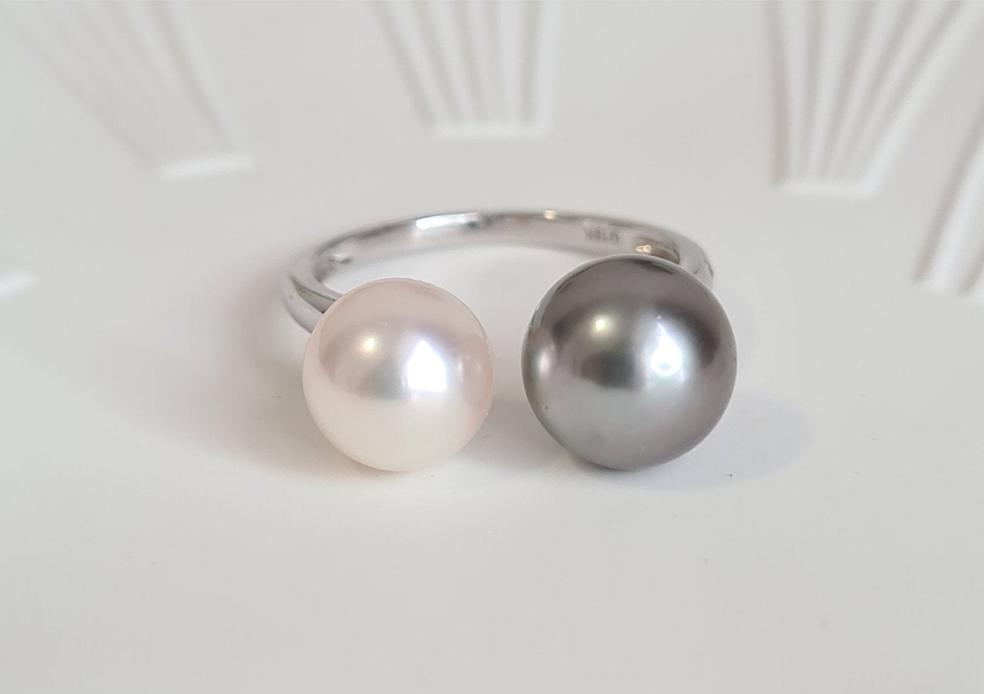 Bi color pearl ring